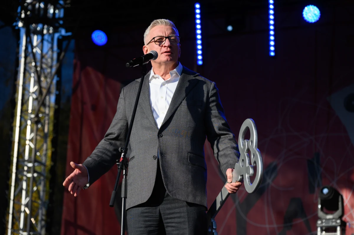 Prezydent Poznania Jacek Jaśkowiak, który ponownie zamierza wystartować w wyborach samorządowych, ma nadzieję, że do rywalizacji staną naprawdę mocni kandydaci i dojdzie do merytorycznej debaty o mieście. "Bartłomiej Wróblewski położył prawicę. Czy w nagrodę dostanie od pana Kaczyńskiego możliwość reprezentowania tej formacji? No, chyba tylko po to, żeby dostać łomot" - mówił pytany o posła PiS i swojego potencjalnego rywala w kampanii.

