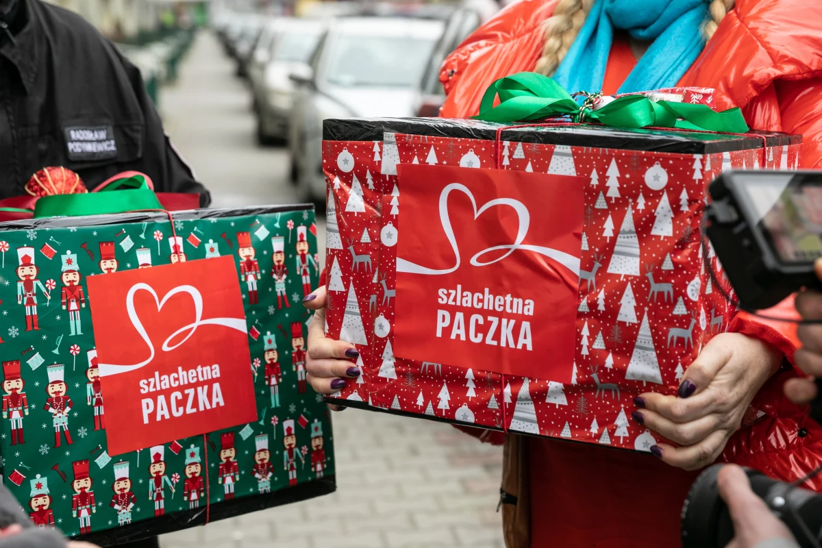 Podczas tegorocznej edycji Szlachetnej Paczki pomoc dotarła do ponad 17 tysięcy rodzin z najdalszych zakątków Polski. Wartość pomocy – przekazanej w paczkach – w tym roku jest rekordowa i wyniosła niemal 74 mln. To o 14 mln więcej niż w 2022 roku. Mimo trudnej sytuacji ekonomicznej Polacy pokazali, że „razem stać nas na dobro” dla tych, którzy mają najmniej. 