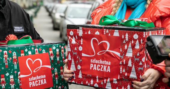 Podczas tegorocznej edycji Szlachetnej Paczki pomoc dotarła do ponad 17 tysięcy rodzin z najdalszych zakątków Polski. Wartość pomocy – przekazanej w paczkach – w tym roku jest rekordowa i wyniosła niemal 74 mln. To o 14 mln więcej niż w 2022 roku. Mimo trudnej sytuacji ekonomicznej Polacy pokazali, że „razem stać nas na dobro” dla tych, którzy mają najmniej. 