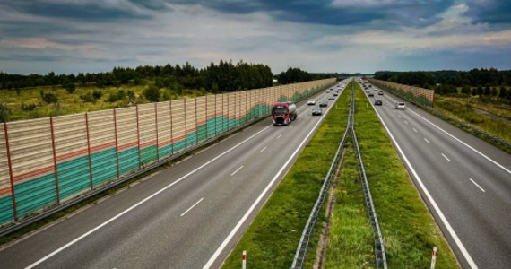 "Podjęliśmy uchwałę dot. ponownego zwolnienia z opłat na autostradzie w kierunku Gdańsk-Toruń" - powiedział we wtorek po zakończeniu posiedzenia rządu premier Donald Tusk. Bezpłatny przejazd będzie obowiązywał od 1 stycznia 2024 r. do 31 grudnia 2024 r.