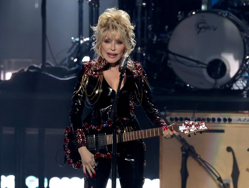 Zamieniła cekiny na skórę, róż na czerń, banjo na gitarę elektryczną. Królowa country na swoim kolejnym albumie zmienia się w gwiazdę rocka. Album "Rockstar" jest wspólnym projektem Dolly Parton z różnymi muzykami rockowymi i stanowi jej pierwszy namacalny kontakt z tym gatunkiem. 