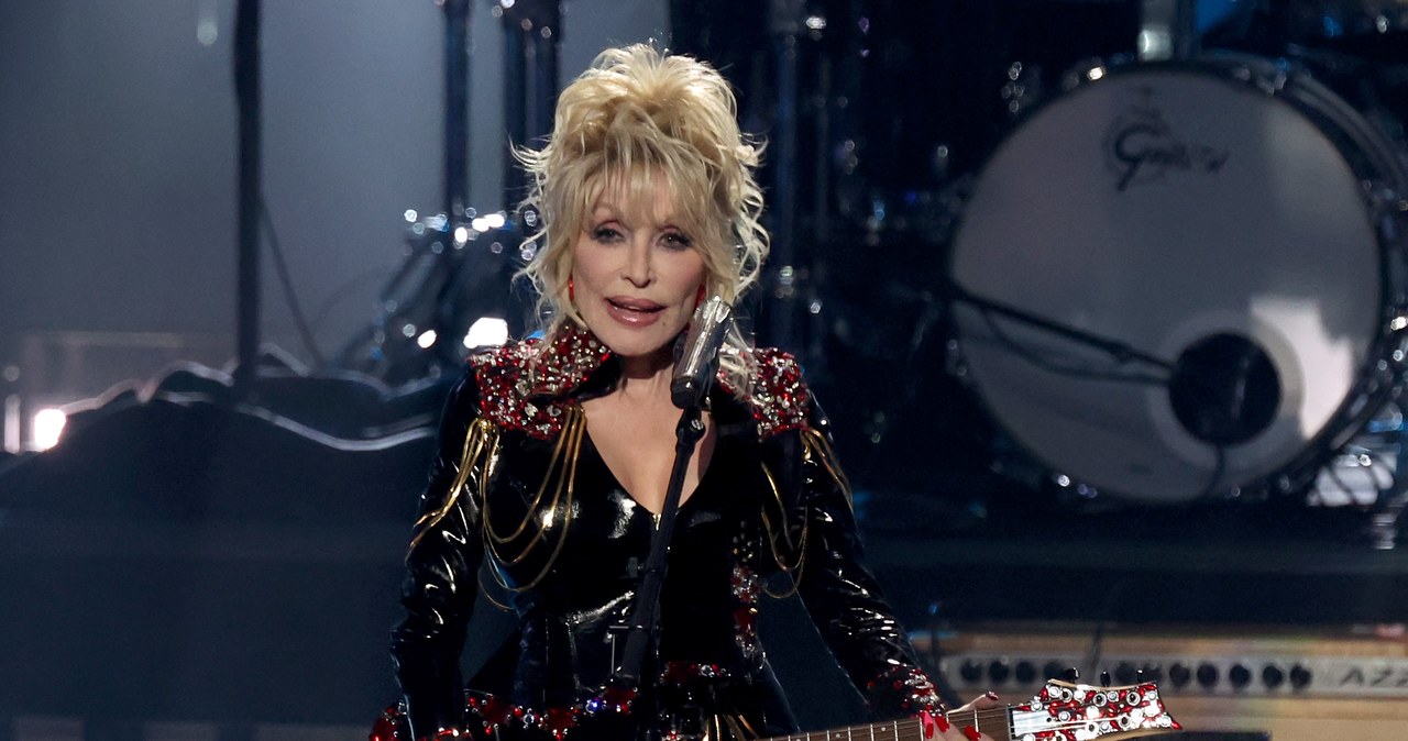 Zamieniła cekiny na skórę, róż na czerń, banjo na gitarę elektryczną. Królowa country na swoim kolejnym albumie zmienia się w gwiazdę rocka. Album "Rockstar" jest wspólnym projektem Dolly Parton z różnymi muzykami rockowymi i stanowi jej pierwszy namacalny kontakt z tym gatunkiem. 