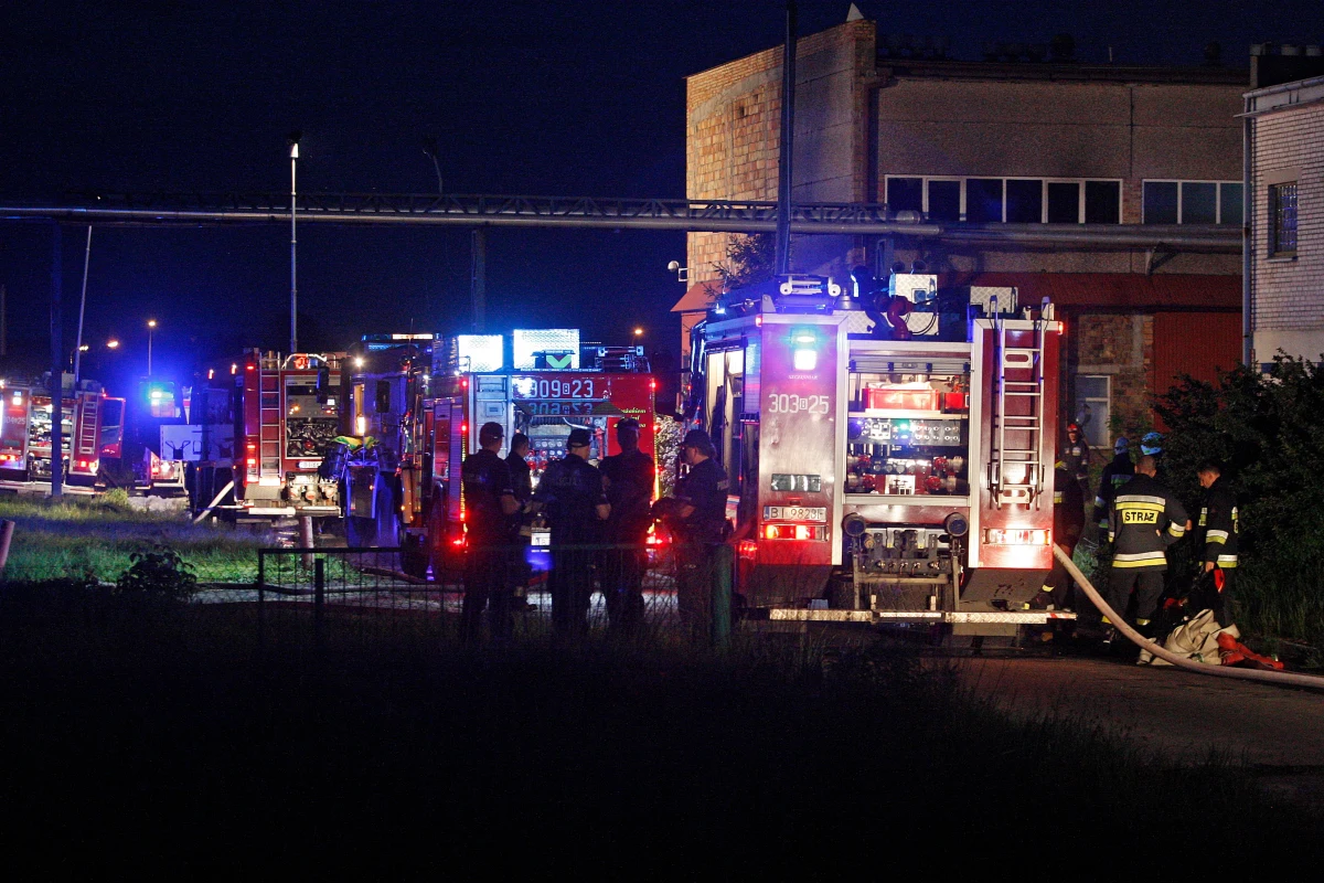 Na 10 miesięcy więzienia w zawieszeniu i 5 tys. zł grzywny Sąd Rejonowy w Białymstoku skazał dowódcę akcji gaszenia pożaru hali magazynowej w Białymstoku. Ponad sześć lat temu zginęło tam dwóch strażaków. Wyrok nie jest prawomocny.