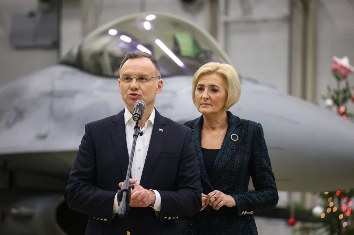 "Nigdy nie wyrażę zgody na podważanie statusu sędziów powołanych przez Prezydenta RP. Powoływanie sędziów jest prerogatywą Prezydenta RP, wobec którego sędziowie składają ślubowanie, w konsekwencji czego sędziowie są nieusuwalni" - napisał w liście do marszałka Sejmu Szymona Hołowni prezydent Andrzej Duda. Prezydent zajął stanowisko w sprawie poselskiego projektu uchwały w sprawie usunięcia skutków kryzysu konstytucyjnego. 