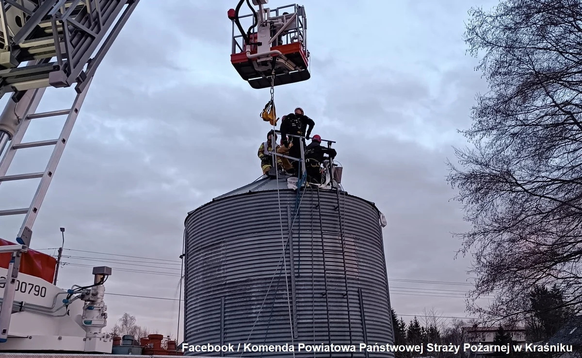 Ponad dwie godziny trwało wyciąganie mężczyzny przysypanego zbożem w silosie w Lubelskiem. W akcji ratowniczej brała udział m.in. Specjalistyczna Grupa Ratownictwa Wysokościowego z lubelskiej straży pożarnej.