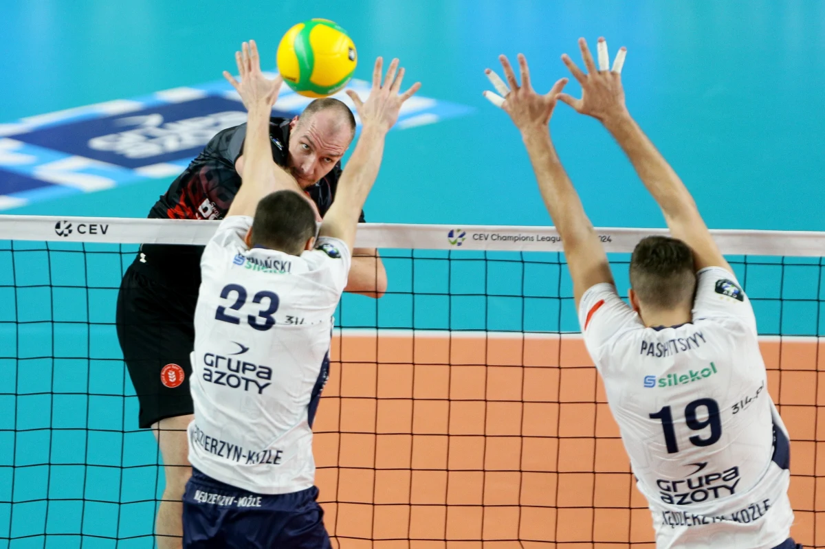 Siatkarze Grupy Azoty przegrali w swojej hali z zespołem Ziraat Bank Ankara 0:3 (21:25, 17:25, 21:25) w swoim czwartym meczu grupy A Ligi Mistrzów. Kędzierzynie w trzech poprzednich sezonach triumfowali w tych rozgrywkach. "Niech to będzie dla nas zimny prysznic" - powiedział siatkarz Grupy Azoty Kędzierzyn-Koźle Bartłomiej Kluth.