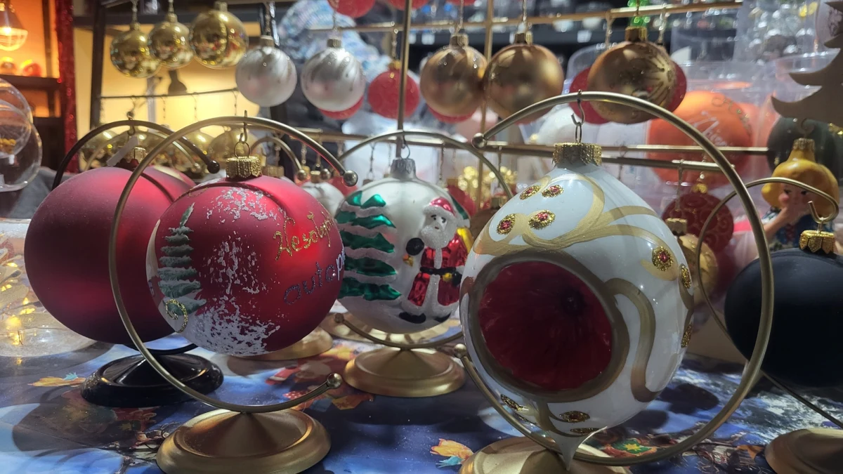 W RMF FM odliczamy czas do świąt Bożego Narodzenia! Sprawdzamy zatem jak można ozdobić choinkę oraz w jaki sposób powstają same ozdoby. W związku z tym odwiedziliśmy fabrykę bombek KADPOL w Gnieźnie, po której oprowadził nas jej właściciel, Albert Kozłowski.