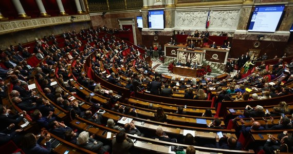 Zgromadzenie Narodowe, niższa izba francuskiego parlamentu, przyjęło we wtorek późnym wieczorem, głosami centrum i konserwatywnej opozycji, nową, kontrowersyjną ustawę zaostrzającą przepisy dotyczące imigrantów. Wcześniej nowe prawo przyjął także Senat, wyższa izba parlamentu.