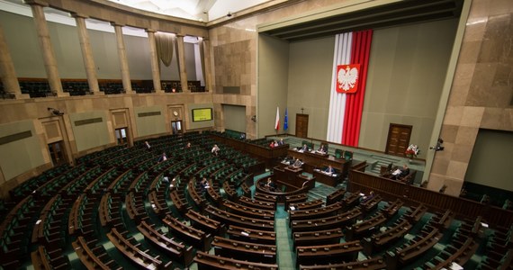 Sejm przyjął we wtorek wieczorem uchwałę dotyczącą powołania komisji śledczej w sprawie tzw. afery wizowej. W skład komisji wejdzie 11 posłów. To druga z komisji śledczych powołana przez Sejm nowej kadencji.