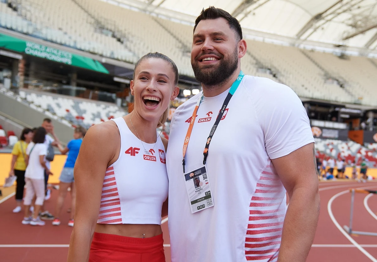 Nasza lekkoatletyczna para czyli Natalia Kaczmarek i Konrad Bukowiecki szykują się do kolejnych rodzinnych świąt Bożego Narodzenia. W tym roku będą miały wyjątkowy wymiar, bo, jak zdradziła Natalia, narzeczeni wręczą najbliższym zaproszenia na ślub. Z pewnością będzie też kolędowanie a kulinarny wymiar świąt to połączenie tradycji z kilku regionów kraju, co z kolei bardzo cieszy Konrada. Kaczmarek i Bukowiecki w rozmowie z Patrykiem Serwańskim opowiedzieli o tym, jak wyglądają ich wspólne święta.