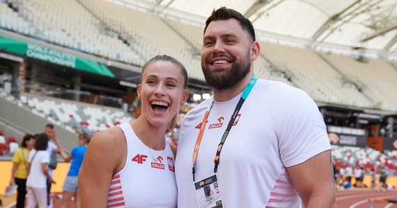 Nasza lekkoatletyczna para czyli Natalia Kaczmarek i Konrad Bukowiecki szykują się do kolejnych rodzinnych świąt Bożego Narodzenia. W tym roku będą miały wyjątkowy wymiar, bo, jak zdradziła Natalia, narzeczeni wręczą najbliższym zaproszenia na ślub. Z pewnością będzie też kolędowanie a kulinarny wymiar świąt to połączenie tradycji z kilku regionów kraju, co z kolei bardzo cieszy Konrada. Kaczmarek i Bukowiecki w rozmowie z Patrykiem Serwańskim opowiedzieli o tym, jak wyglądają ich wspólne święta.