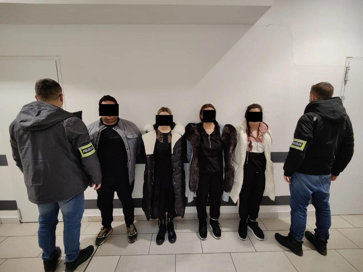 Stołeczna policja ostrzega - wyjątkowo aktywni w okresie przedświątecznym stali się kieszonkowcy. Funkcjonariusze w ostatnich dniach zatrzymali siedmiu złodziei, okradających ludzi w środkach komunikacji miejskiej czy w centrach handlowych. 