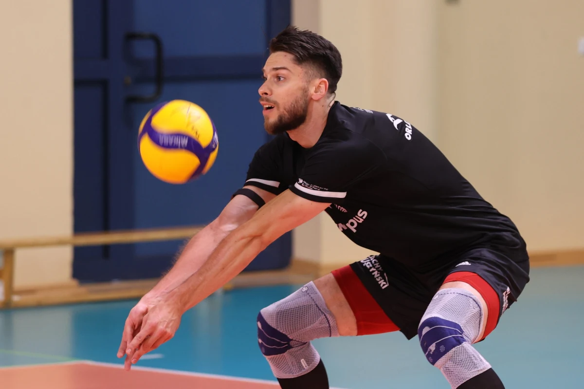 Aleksander Śliwka zawodnik reprezentacji Polski i kapitan Grupy Azoty Zaksy Kędzierzyn-Koźle na pewno nie tak wyobrażał sobie zakończenie niezwykle udanego 2023 roku. Podczas jednego ze spotkań złamał palec. "Przez całe nasze kariery siatkarskie blokujmy piłki miliony razy, a tym razem piłka uderzyła tak pechowo, ze palec pękł" - mówi. O sportowej przerwie, ale też o świętach w rodzinnym domu i o planach na przyszły rok ze sportowcem rozmawiał Wojciech Marczyk z redakcji sportowej RMF FM.