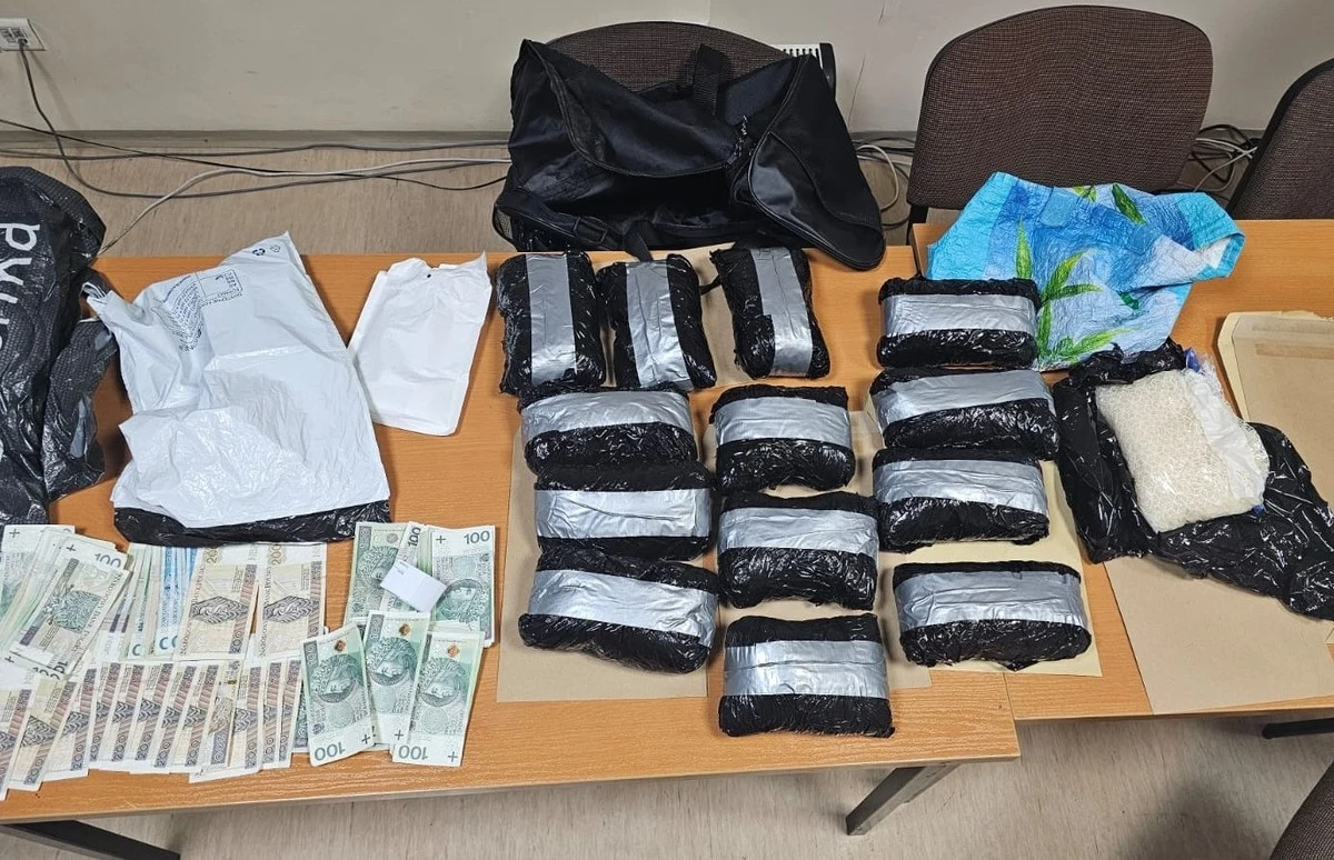 Krakowscy policjanci przejęli 21 kg narkotyków o czarnorynkowej wartości blisko 1,5 mln złotych. Zatrzymali dwóch mężczyzn podejrzanych o wprowadzanie ich do obrotu. 