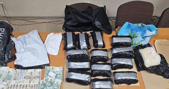 Krakowscy policjanci przejęli 21 kg narkotyków o czarnorynkowej wartości blisko 1,5 mln złotych. Zatrzymali dwóch mężczyzn podejrzanych o wprowadzanie ich do obrotu. 