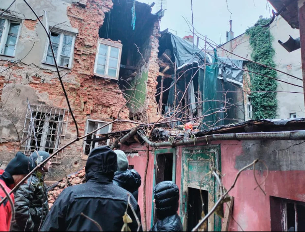 Pod gruzami zawalonej ściany kamienicy na starówce w Bielsku-Białej strażacy nikogo nie znaleźli. Ratownicy zabezpieczają teren, żeby nikt nie wszedł do budynku.  