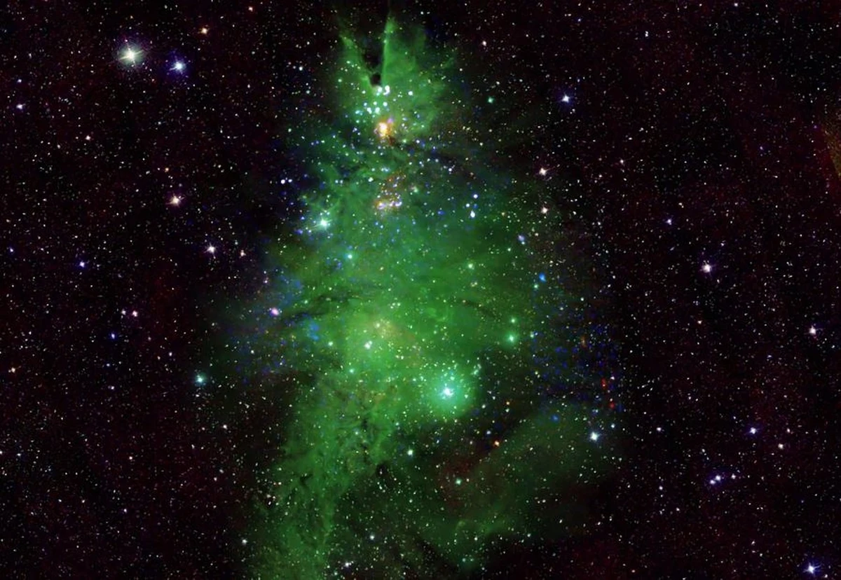 NASA opublikowała zdjęcie gromady "Choinka", które w jak największym stopniu ma przypominać faktyczne bożonarodzeniowe drzewko. W tym celu połączono obrazy tej gromady gwiazd, zebrane z pomocą różnych, naziemnych i kosmicznych instrumentów. Charakterystyczny kształt drzewka w zielonym kolorze przynoszą optyczne dane z 0,9-metrowego teleskopu WIYN z Kitt Peak National Observatory w Górach Quinlan w Arizonie. 