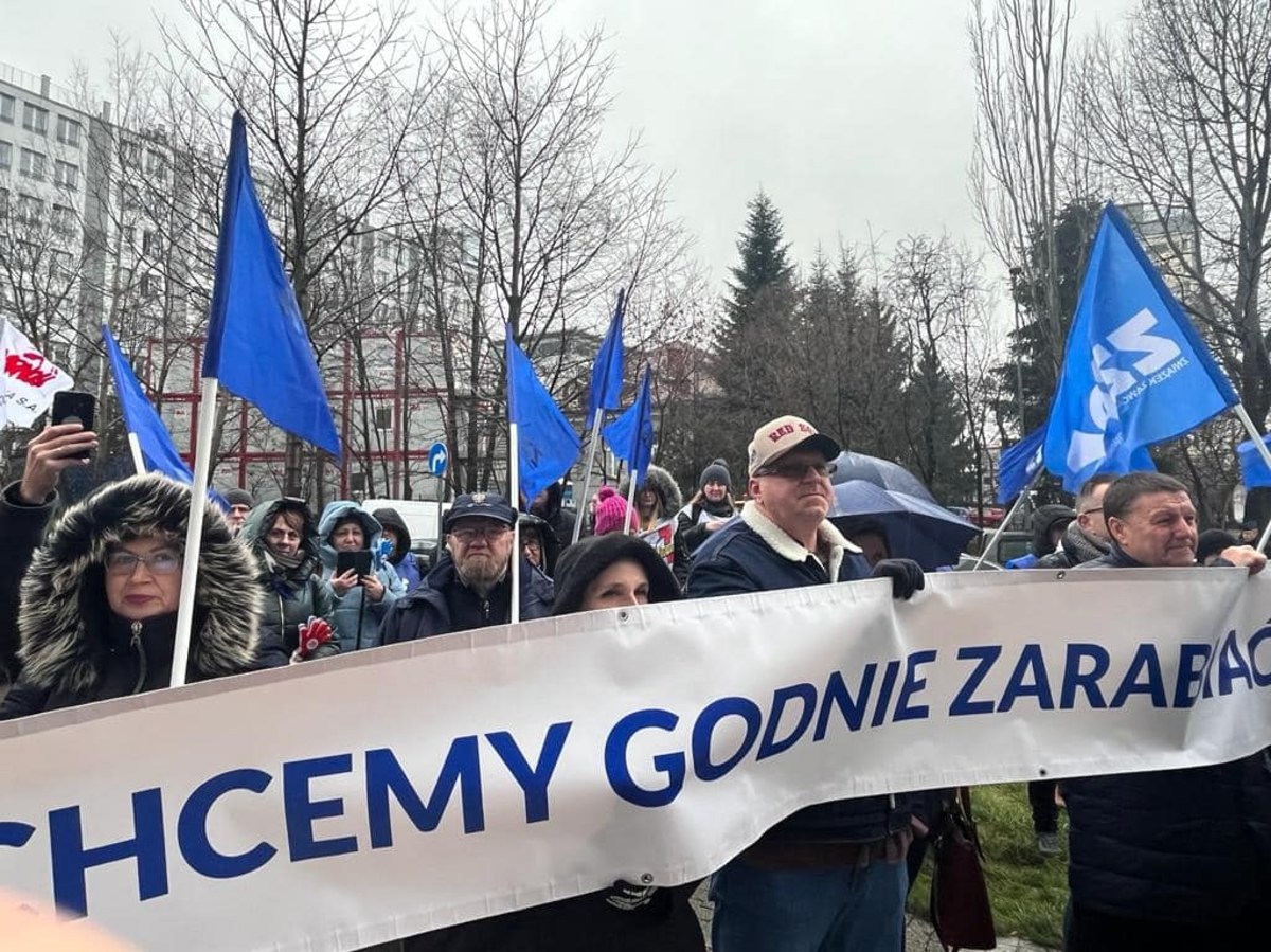 Protest pracowników Poczty Polskiej w Warszawie. Przed siedzibą Urzędu Komunikacji Elektronicznej protestowało około 200 osób. 