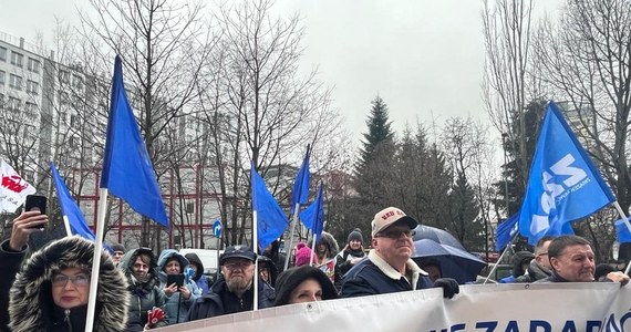 Protest pracowników Poczty Polskiej w Warszawie. Przed siedzibą Urzędu Komunikacji Elektronicznej protestowało około 200 osób. 