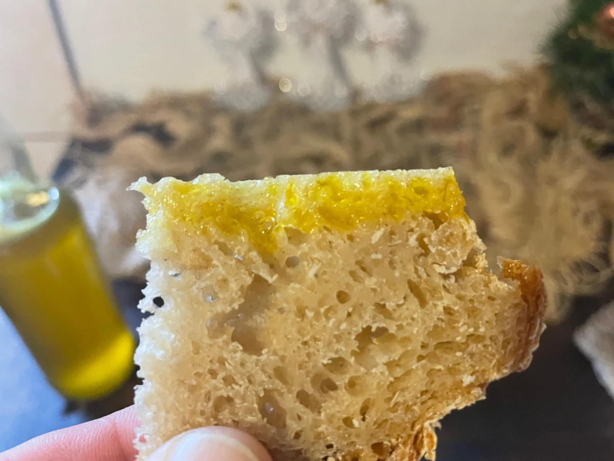 Na Roztoczu trudno wyobrazić sobie Boże Narodzenie bez świątecznego oleju roztoczańskiego. To tradycja sięgająca dziesięcioleci. Olej zarejestrowany jest jako produkt regionalny. Powstaje z miejscowego rzepaku, na starych maszynach w olejarni w Ruszowie pod Zamościem. 