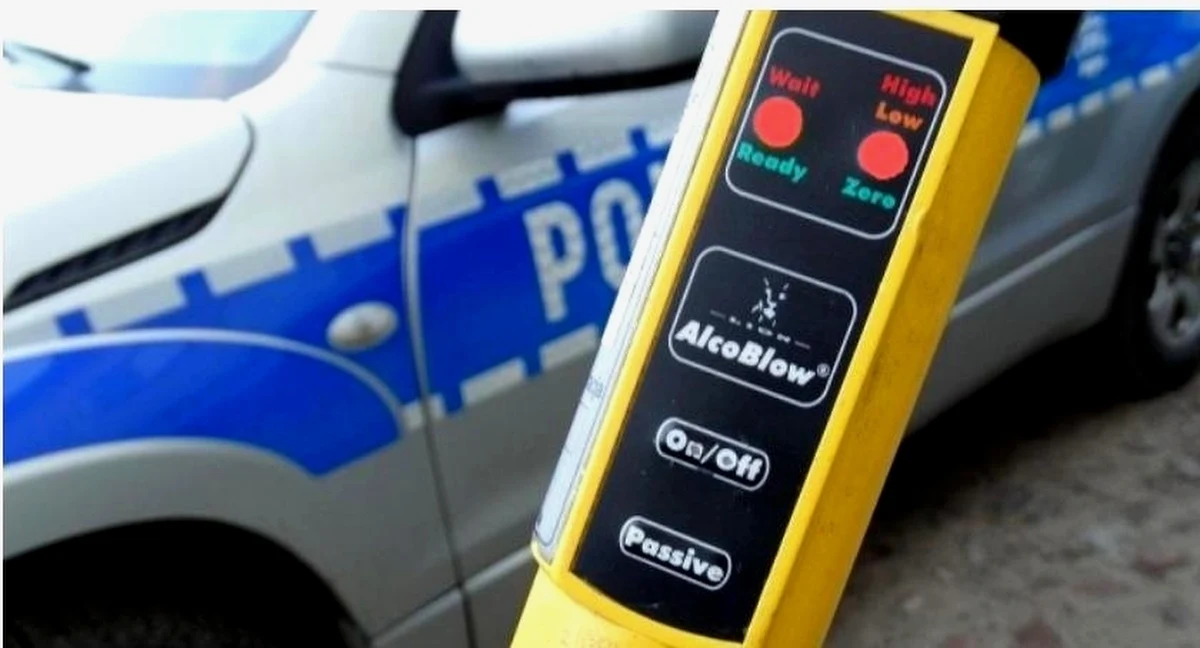 W gminie Zawady kierowca volkswagena, cofając uszkodził przeszklone drzwi sklepu i uciekł. Zatrzymał się na drugim parkingu, gdzie zza kierownicy przesiadł się na miejsce pasażera i zasnął. Był kompletnie pijany.