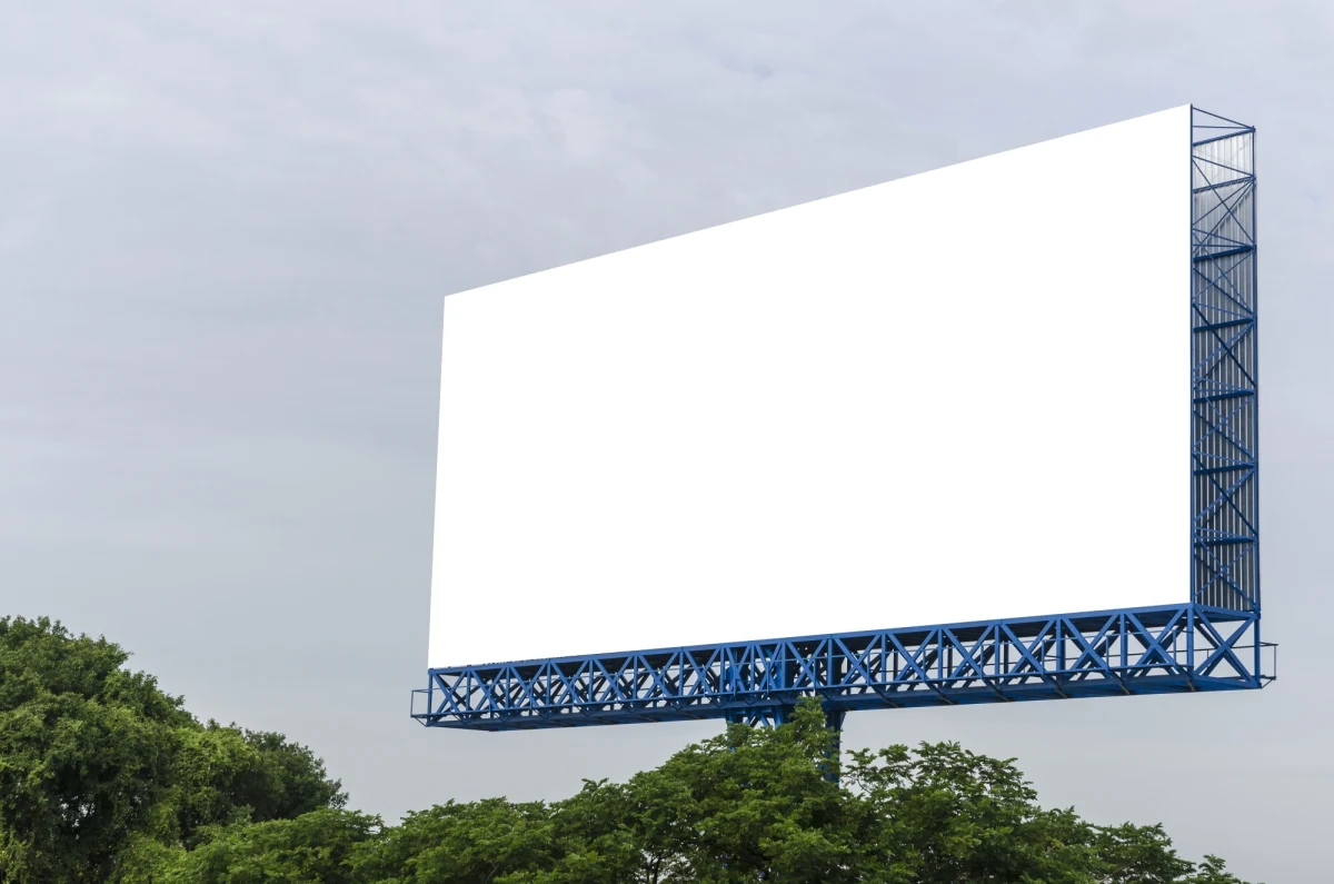 Ponad 300 km dróg w Poznaniu przeskanował specjalny samochód wyposażony w kamerę 360 stopni. Zebrane dane pomogą ustalić, gdzie znajdują się nośniki reklamowe i ile ich jest. Ma to ułatwić egzekwowanie przepisów uchwały krajobrazowej.
