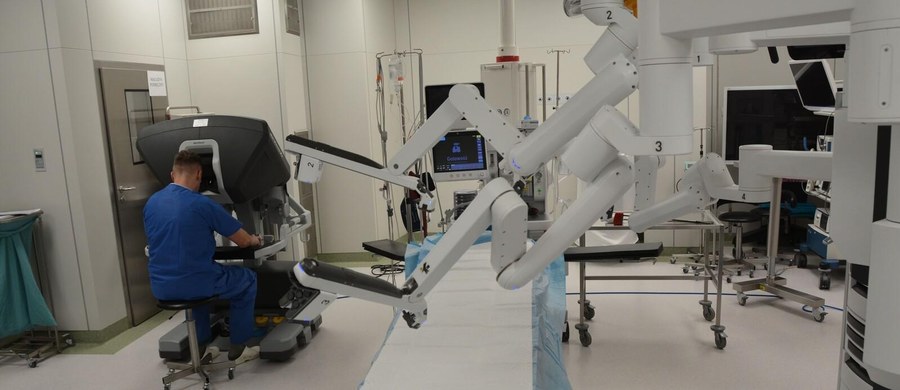 W Szpitalu Miejskim w Olsztynie przeprowadzono pierwsze operacje przy użyciu robota da Vinci. Dyrekcja placówki nie czekała, aż znajdą się pieniądze na zakup takiego specjalistycznego urządzenia. Robot jest wypożyczany, dzięki czemu pacjenci już teraz otrzymują pomoc. 