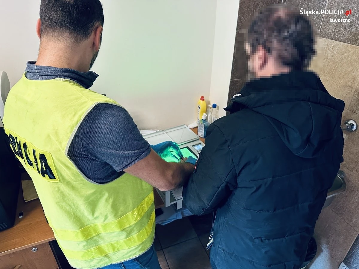 Zarzut usiłowania zabójstwa usłyszał 42-letni mężczyzna, który według ustaleń policji i prokuratury w poniedziałek na jednej z ulic w Jaworznie zaatakował ostrym narzędziem, przypuszczalnie nożem, 27-latka. Podejrzany nie przyznał się do winy, do sądu trafił wniosek o jego aresztowanie.

