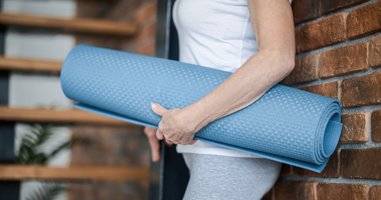 Oponka zniknie, a plecy przestaną boleć. Pomogą proste ćwiczenia pilates przy ścianie