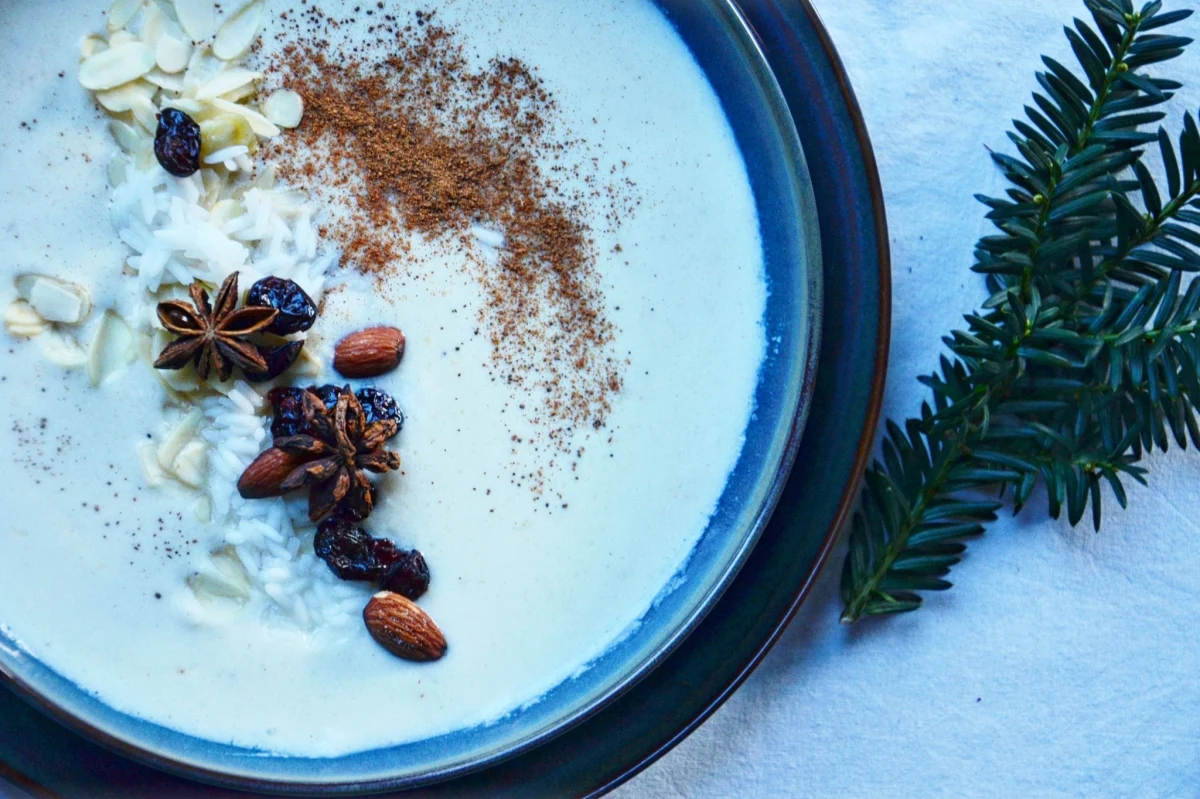 Najstarsza zupa wigilijna na Kresach i mocna regionalna konkurencja dla barszczu z uszkami i grzybowej. W dawnych czasach była symbolem dobrobytu - gościła na stołach wigilijnych w zamożniejszych polskich domach. Zupa migdałowa - dziś nieco zapomniana - urozmaici świąteczne menu i zachwyci smakiem. Do tego jest prosta w przygotowaniu!