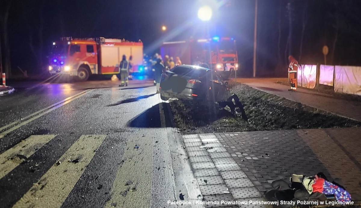 Trzy osoby zostały zabrane do szpitala po wypadku w Karolinie na Mazowszu. Zderzyły się tam dwa samochody.