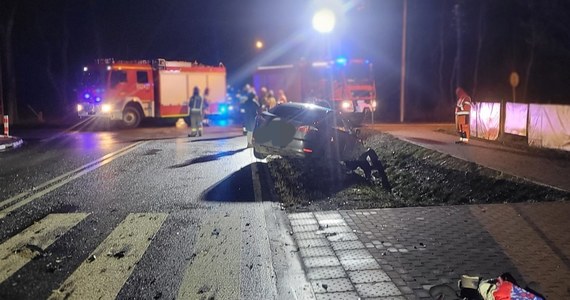 Trzy osoby zostały zabrane do szpitala po wypadku w Karolinie na Mazowszu. Zderzyły się tam dwa samochody.