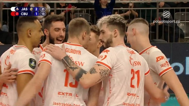 Skrót meczu Jastrzębski Węgiel – VK Jihostroj Ceske Budejovice 3:1 (21:25, 25:17, 25:17, 25:17) - siatkówka; grupa Liga Mistrzów 2023/2024, 4. kolejka.

