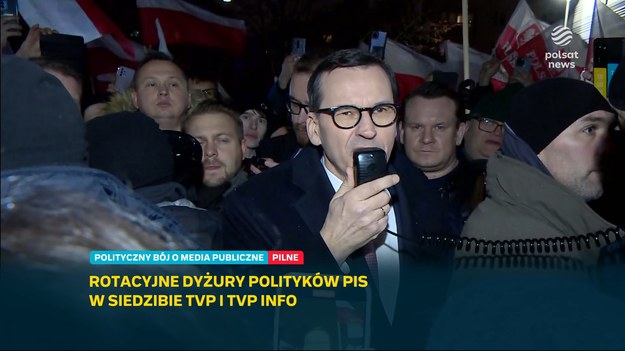 - Nie możemy na to pozwolić - powiedział były premier Mateusz Morawiecki do protestujących pod siedzibą TVP. Tłum zaczął wznosić okrzyki "Nie ma zgody".