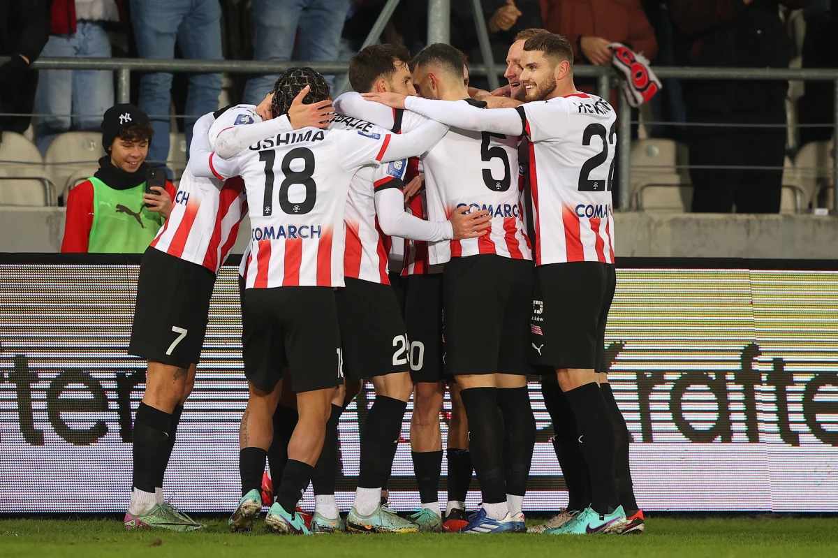 Cracovia 2:0 pokonała Legię w zaległym meczu 2. kolejki ekstraklasy. Ostatnie w tym roku piłkarskie spotkanie w Polsce odbyło się w nastroju żałoby po śmierci prof. Janusza Filipiaka. Kibice "Pasów" uczcili pamięć zmarłego właściciela.