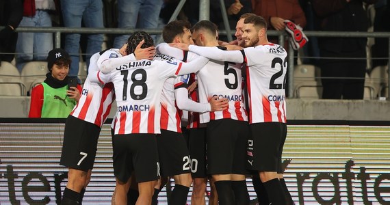 Cracovia 2:0 pokonała Legię w zaległym meczu 2. kolejki ekstraklasy. Ostatnie w tym roku piłkarskie spotkanie w Polsce odbyło się w nastroju żałoby po śmierci prof. Janusza Filipiaka. Kibice "Pasów" uczcili pamięć zmarłego właściciela.