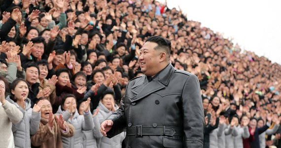 Przywódca Korei Północnej Kim Dzong Un zapowiedział, że nie zawaha się przeprowadzić ataku atomowego, jeśli "wróg" sprowokuje go za pomocą broni nuklearnej – podały północnokoreańskie media państwowe.