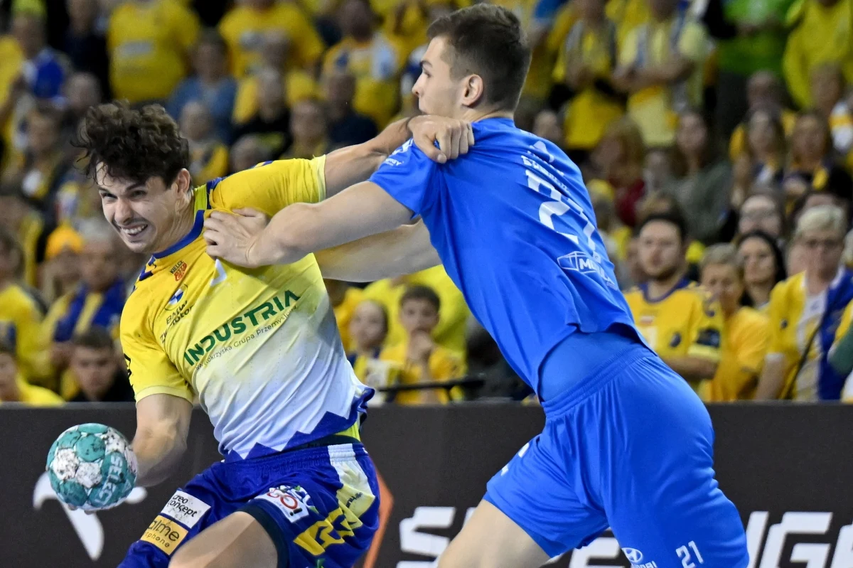 ​Piłkarze ręczni Orlen Wisły po 12 latach wygrali w Kielcach. Płocczanie w meczu na szczycie Superligi pokonali Industrię 29:28 (15:11). Decydującą bramkę na sekundę przed końcem zdobył Michał Daszek.