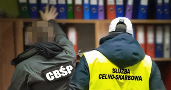 ​Funkcjonariusze CBŚP i KAS pod nadzorem Prokuratury Regionalnej w Warszawie zatrzymali kolejne 10 osób w ramach śledztwa dotyczącego międzynarodowej zorganizowanej grupy przestępczej. Chodzi o pranie pieniędzy pochodzących z różnego rodzaju przestępstw.