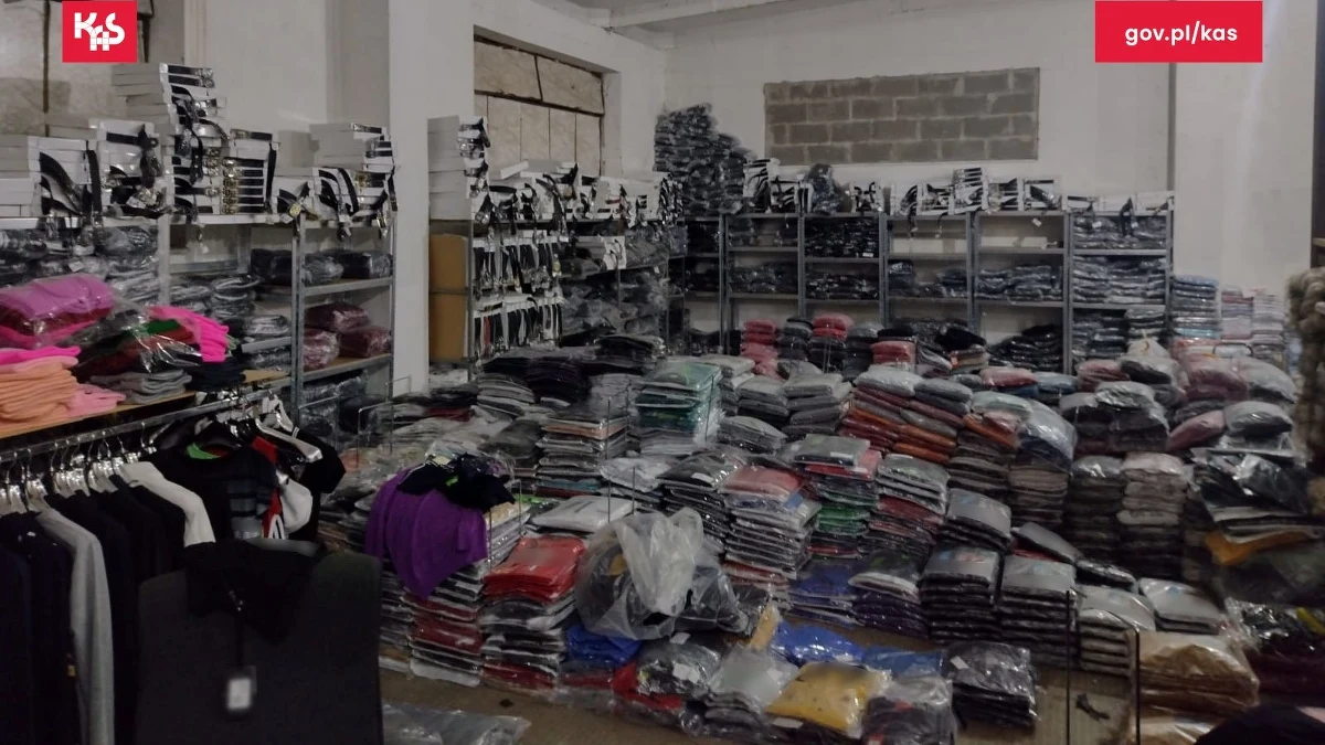 Funkcjonariusze Krajowej Administracji Skarbowej z Olsztyna znaleźli i zabezpieczyli blisko 80 tys. sztuk podrabianej odzieży, galanterii i obuwia. Zapobiegło to wielomilionowym stratom Skarbu Państwa z tytułu podatków.