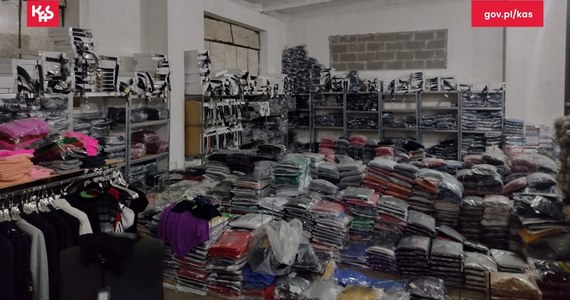 Funkcjonariusze Krajowej Administracji Skarbowej z Olsztyna znaleźli i zabezpieczyli blisko 80 tys. sztuk podrabianej odzieży, galanterii i obuwia. Zapobiegło to wielomilionowym stratom Skarbu Państwa z tytułu podatków.