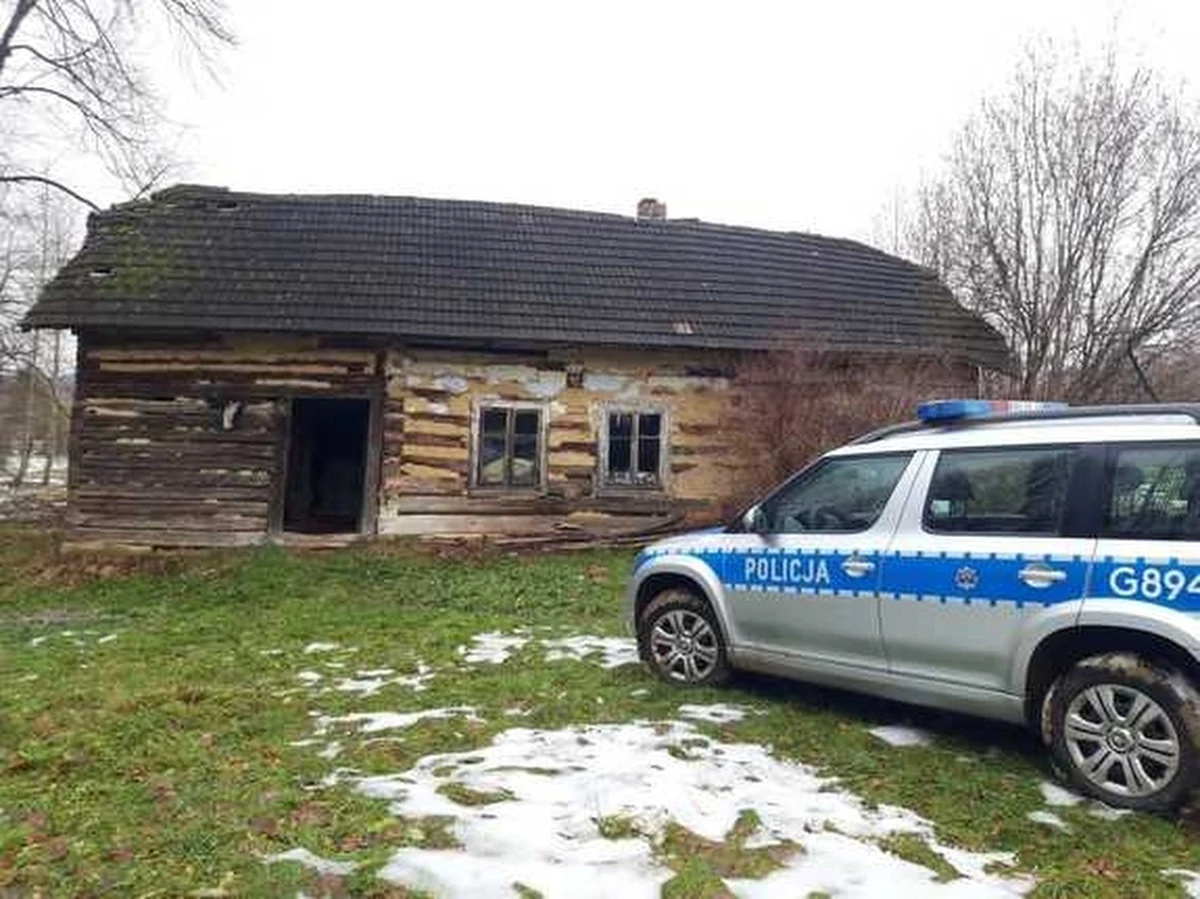 Mieszkający samotnie 64-latek z małopolskiego Biecza upadł w domu i nie był w stanie poruszać się o własnych siłach. Pomogli mu policjanci, dzięki którym trafił do szpitala. Tam przeszedł operację.