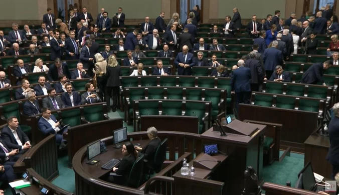 PiS bojkotuje obrady Sejmu. Posłowie wyszli z sali 