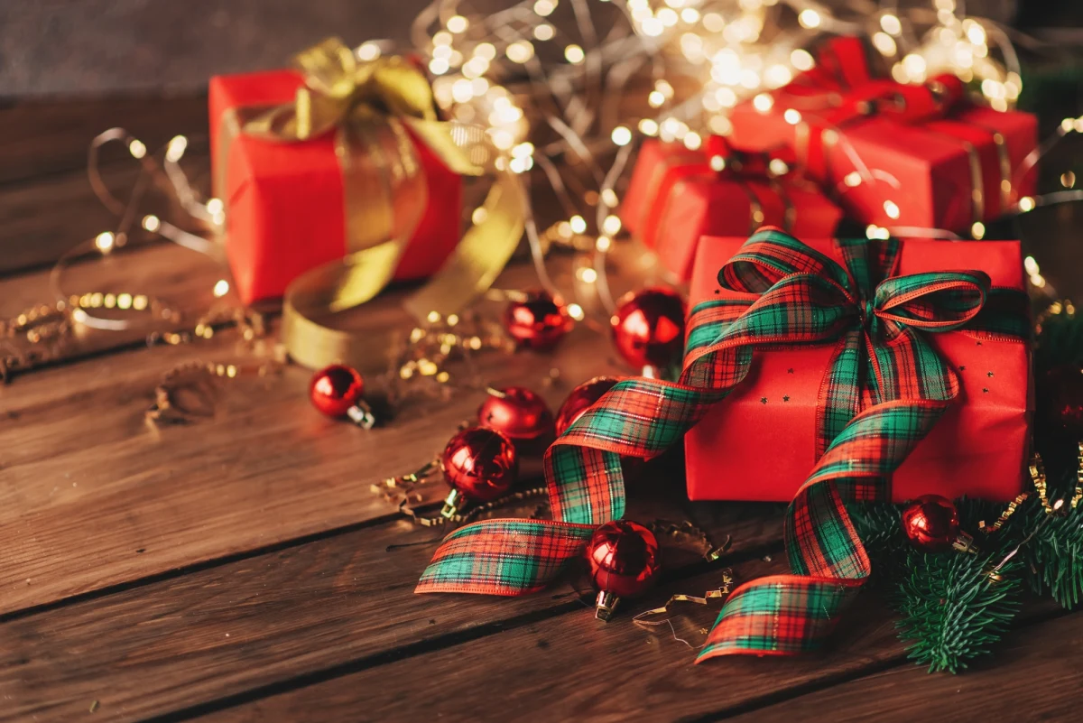 Kto przynosi prezenty pod choinkę? Św. Mikołaj! Tak twierdzi 45 proc. słuchaczy RMF FM, ale już tylko co czwarta badana osoba pisze do świętego list. 90 procent osób, które wzięły udział w badaniu Grupy RMF, prezenty po prostu kupuje. Już teraz możemy ujawnić – najczęściej w tym roku będziemy wręczać swoim bliskim kosmetyki, ubrania, perfumy, książki, gotówkę i biżuterię.