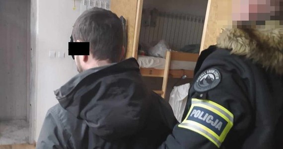 Poszukiwany listami gończymi za oszustwa 36-latek został zatrzymany przez policjantów w jednym z hoteli w Lublinie. Według ustaleń, wynajmował fikcyjne mieszkania i noclegi w kurortach, a po wpłaceniu pieniędzy przez klientów urywał z nimi kontakt. Grozi mu do 8 lat więzienia.