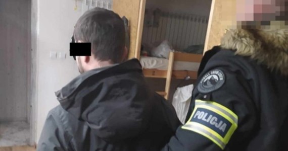 Poszukiwany listami gończymi za oszustwa 36-latek został zatrzymany przez policjantów w jednym z hoteli w Lublinie. Według ustaleń, wynajmował fikcyjne mieszkania i noclegi w kurortach, a po wpłaceniu pieniędzy przez klientów urywał z nimi kontakt. Grozi mu do 8 lat więzienia.