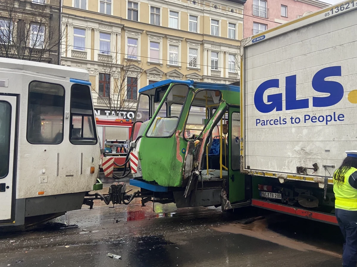 Jedna osoba została poszkodowana w zderzeniu ciężarówki z tramwajem na ul. Krzywoustego w Szczecinie - poinformował rzecznik komendanta wojewódzkiego PSP mł. bryg. Tomasz Kubiak. Tramwaj nr 7 wypadł z torów, są utrudnienia w kursowaniu komunikacji miejskiej.