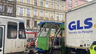 Zderzenie ciężarówki z tramwajem w centrum Szczecina. Jedna osoba poszkodowana 
