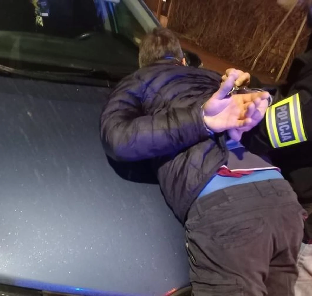 Trzech seryjnych włamywaczy zatrzymali policjanci z Poznania. Mężczyźni, wywodzący się z warszawskiej Szmulek, mają na koncie co najmniej kilkanaście włamań w Wielkopolsce, Łódzkiem, na Dolnym Śląsku i Mazowszu. Kradli złoto, drogie perfumy, zegarki i gotówkę. 