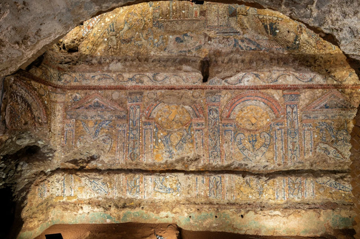 Luksusowy dom, a w nim sala bankietowa i ogromna mozaika wykonana z muszli oraz koralowców – takiego odkrycia dokonali ostatnio rzymscy archeolodzy. Dzieło, mimo upływu ponad 2000 lat, wciąż mieni się kolorami i imponuje kunsztem wykonania. 